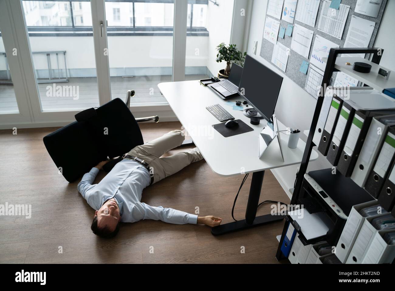 Accidente débil en la oficina. Caída de silla en el lugar de trabajo Foto de stock