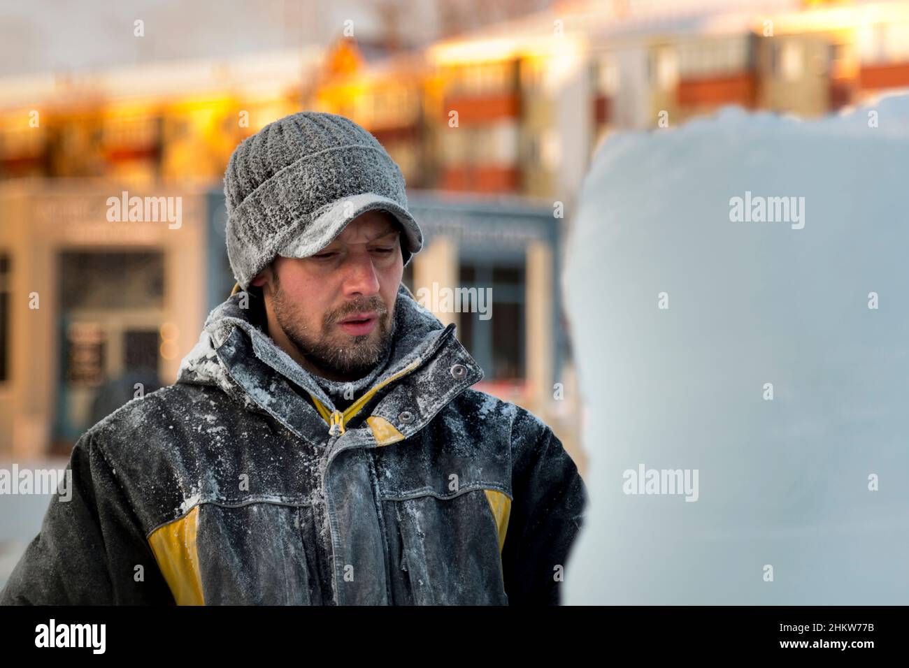 Retrato de un ensamblador de trabajo en una chaqueta de invierno y una  gorra negra con visera cerca de la higuera de hielo Fotografía de stock -  Alamy