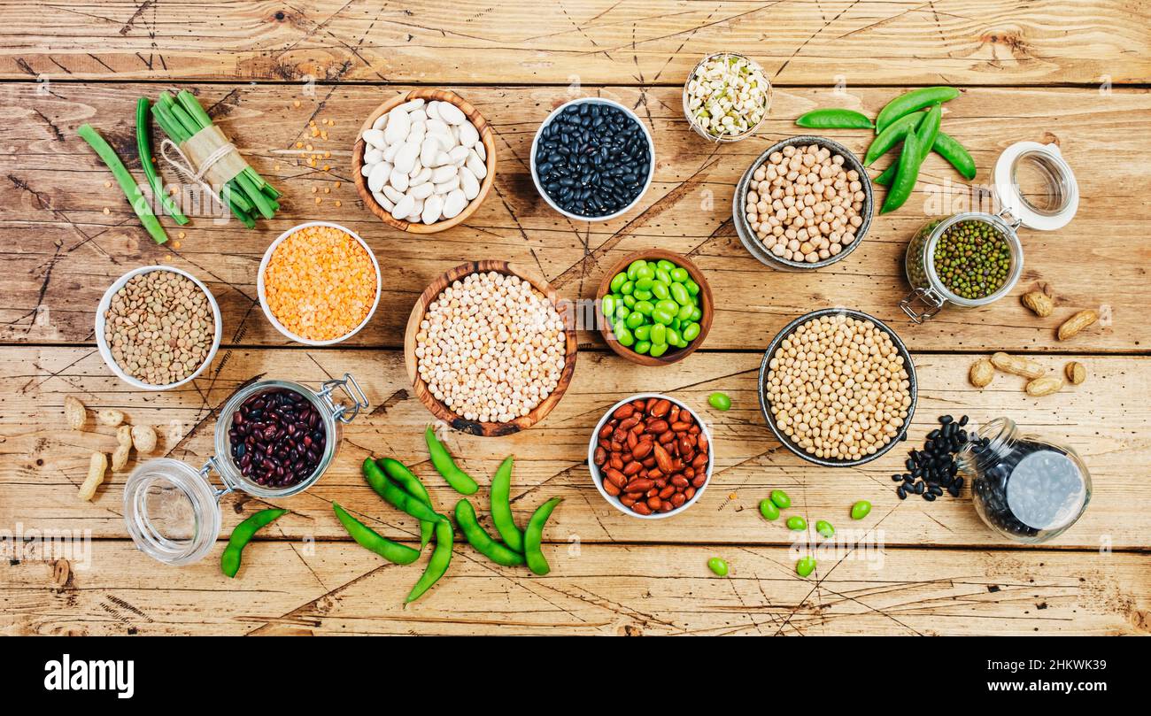 Legumbres, frijoles y brotes. Seco, crudo y fresco, vista superior. Habas rojas, lentejas, habas, garbanzos, soja, edamame, guisantes verdes, dieta sana foo Foto de stock