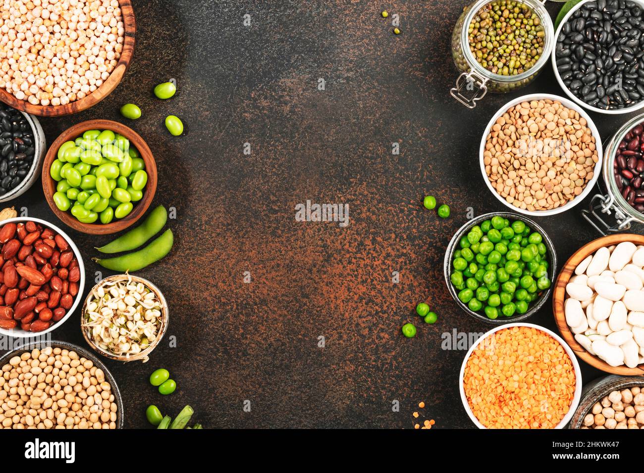 Legumbres, frijoles y brotes. Seco, crudo y fresco, vista superior. Habas rojas, lentejas, habas, garbanzos, soja, edamame, guisantes verdes, dieta sana foo Foto de stock