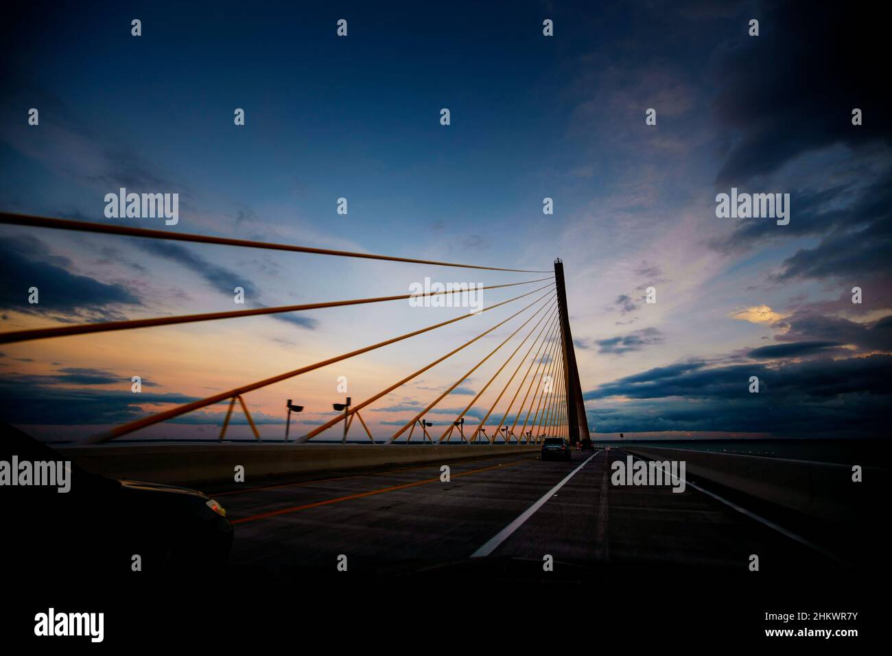 El Sunshine Skyway Bridge cruzando la Bahía de Tampa. Foto de stock