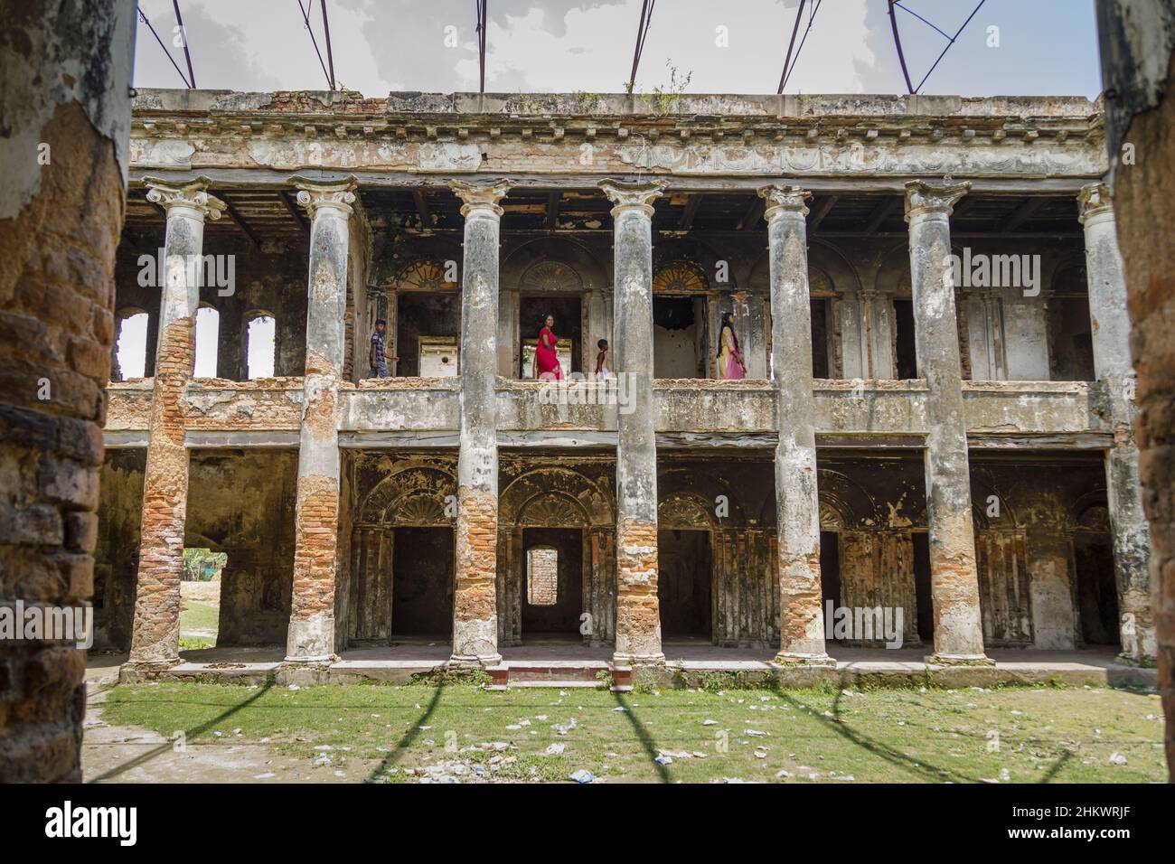 Una joven familia caminando por las ruinas del Palacio de Teota Zamindar en el distrito de Manikganj. El palacio, que se cree que tiene unos 300 años, tenía más de 50 habitaciones originalmente. Foto de stock