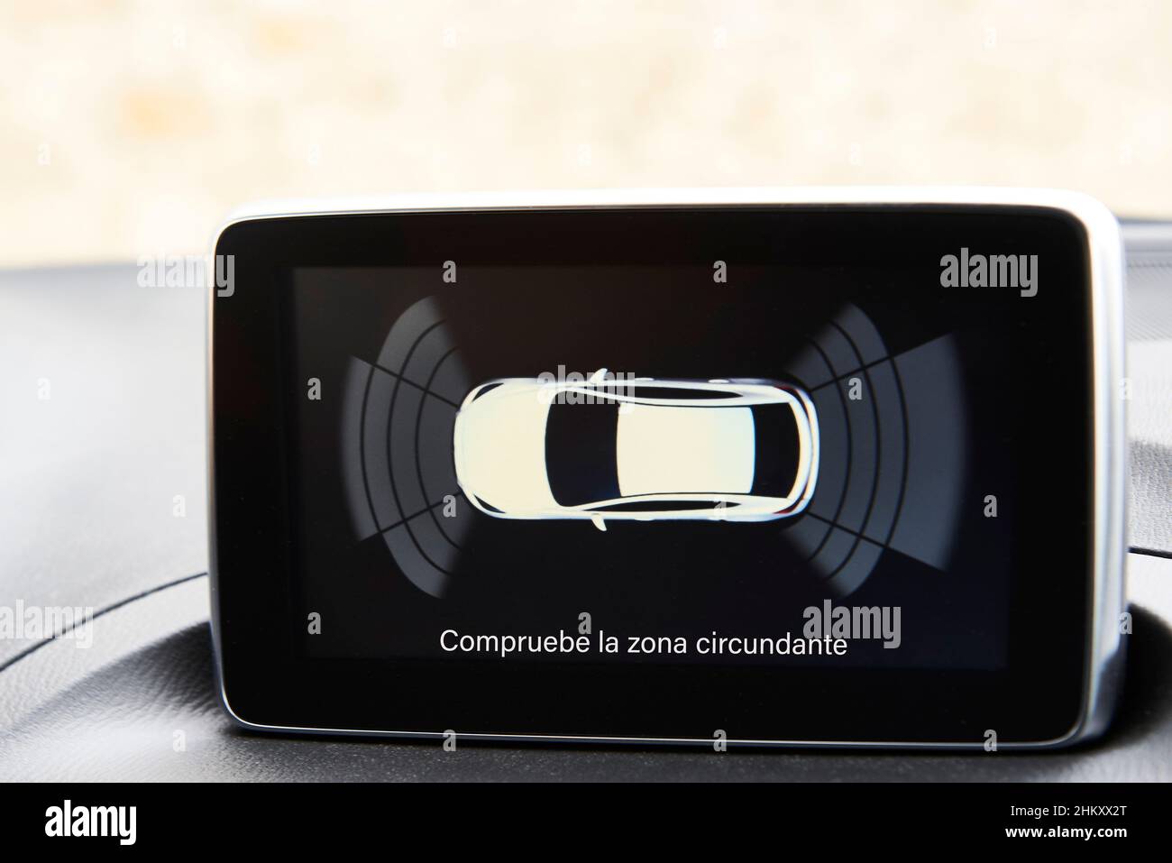 Vista de la pantalla con zonas de obstáculos y sectores de sensores en un coche moderno Foto de stock