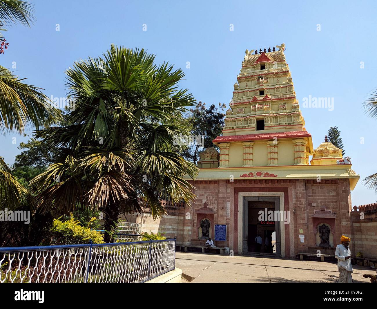 Vista de entrada interior del templo Kudalasangameshwar: Kudala sangam, Karnataka, India-enero de 31,2022 Foto de stock