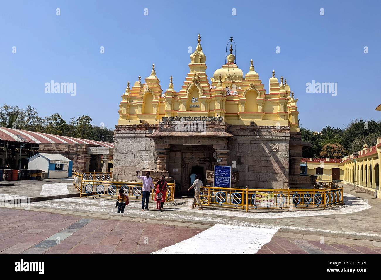Vista frontal del templo Kudalasangameshwar: Kudala sangam, Karnataka, India-enero de 31,2022 Foto de stock