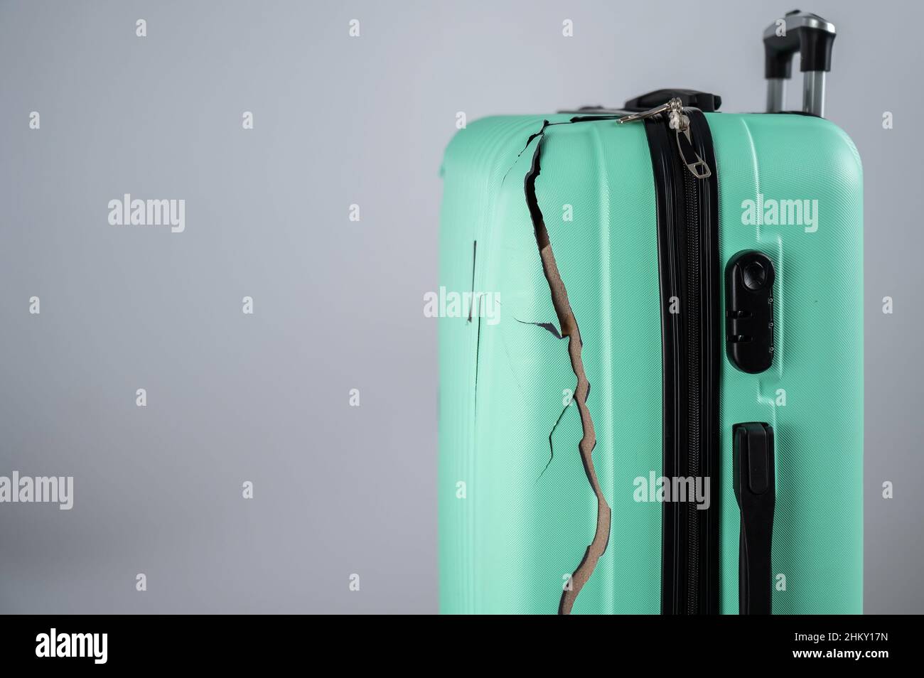 Primer plano de una maleta de plástico rota sobre un fondo blanco  Fotografía de stock - Alamy