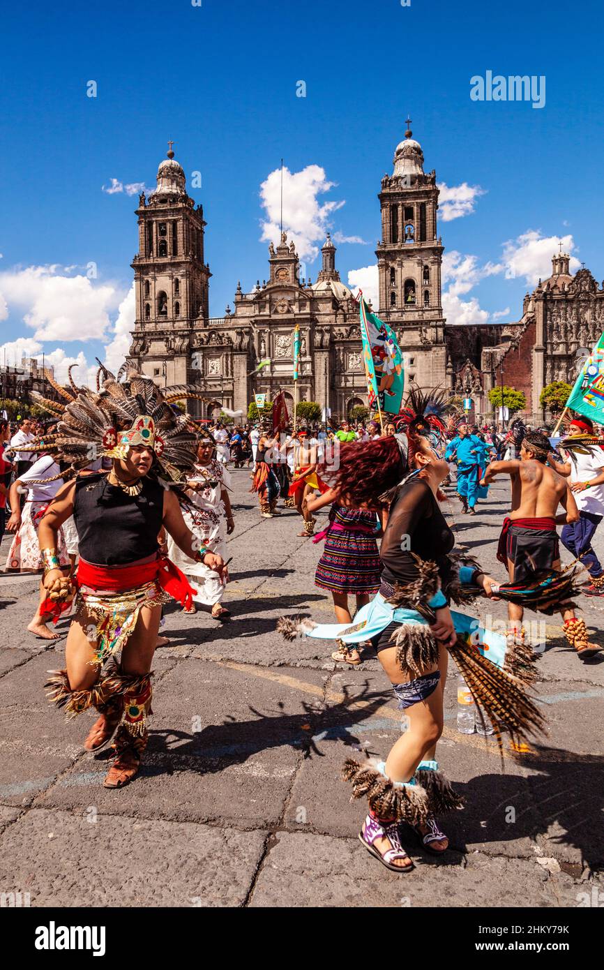 Los nativos mexicanos realizan un baile tradicional con traje, Catedral Metropolitana (Catedral Metropolitana de la Asunción de María), Plaza de la Constitución Foto de stock