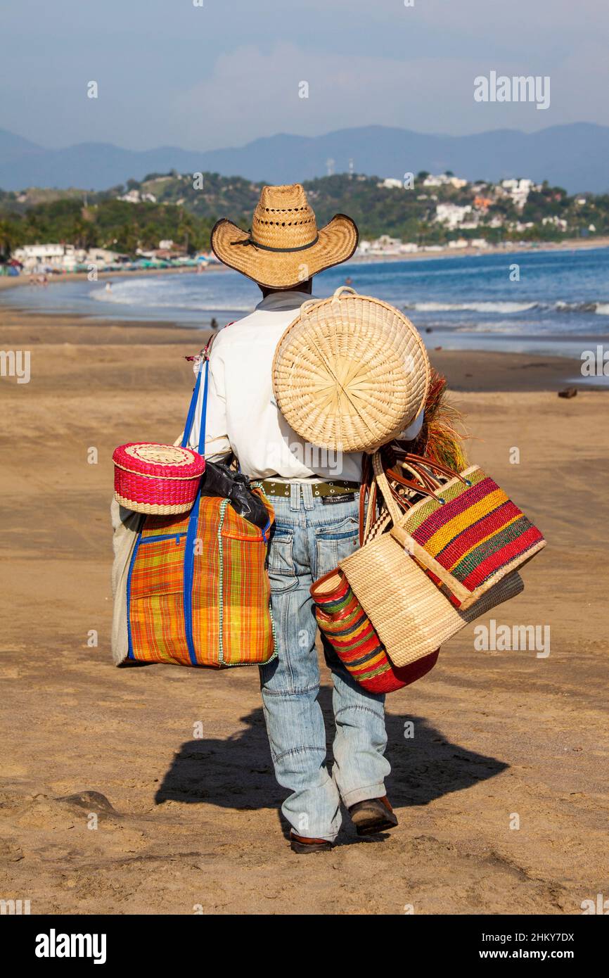 Vendedor que vende artesanías. Playa Manzanillo. Océano Pacífico. Colima. México, Norteamérica Foto de stock
