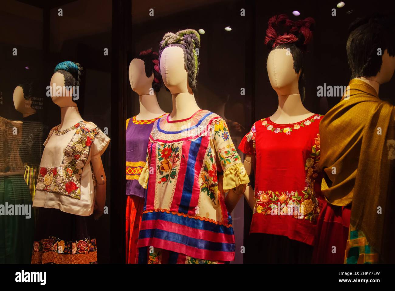 Vestidos, Museo Frida Kahlo, Coyoacán, Ciudad de México. América del Norte Fotografía de stock - Alamy Vestidos, Museo Frida Kahlo, Coyoacán, Ciudad de México. América del Norte Fotografía de stock - Alamy