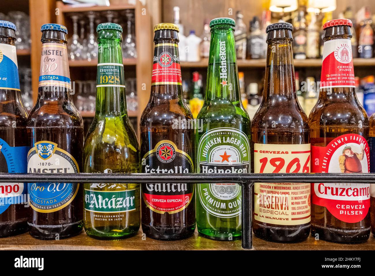 Diferentes tipos de botellas de cerveza en un bar español Foto de stock