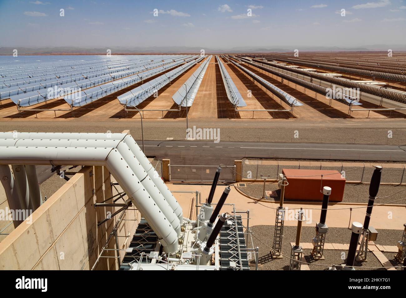 Energía solar térmica La energía sostenible, Noor Ouarzazate concentrado Solar Power Station complejo. Marruecos, Magreb, África del Norte Foto de stock