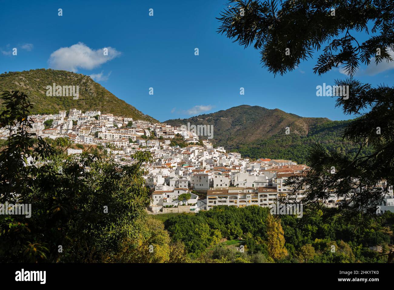 Vista general panorámica del pueblo blanco de Ojen. Málaga provincia Costa del Sol. Andalucía Sur de España, Europa Foto de stock