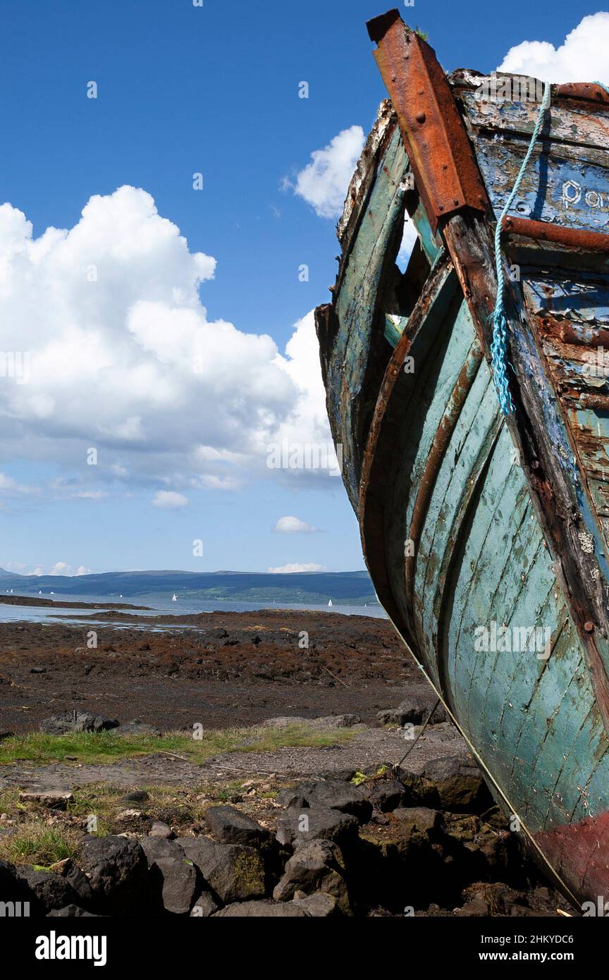 Antiguo barco de pesca abandonado en arenque de madera en la orilla del mar de la Isla de Mull, Aryll, Inner Hebridies, Escocia, Reino Unido, Europa Foto de stock