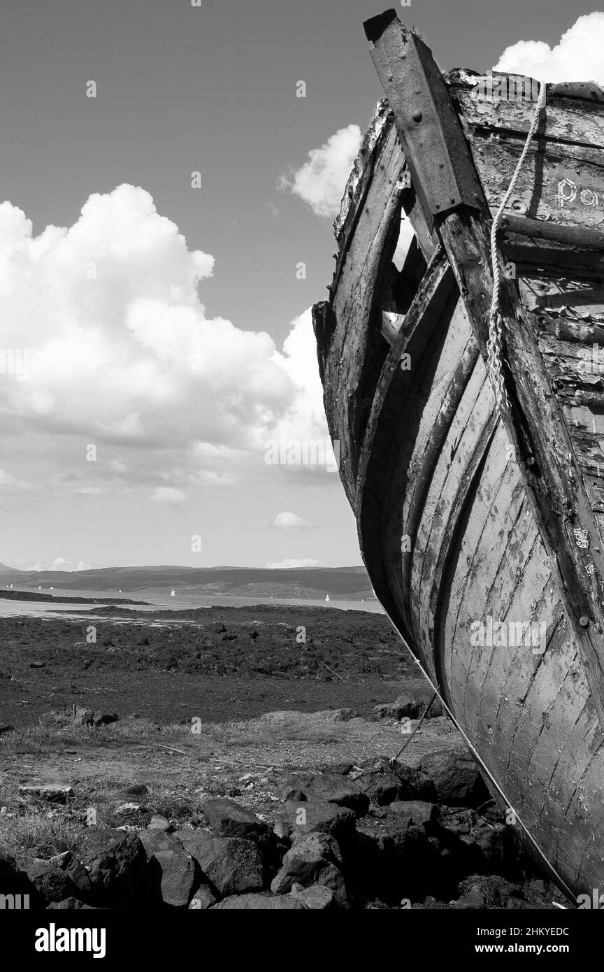 Fotografía en blanco y negro de un antiguo barco de pesca de arenque de madera abandonado en la orilla del mar de la Isla de Mull, Aryll, Inner Hebridies, Escocia, Reino Unido, Europa Foto de stock