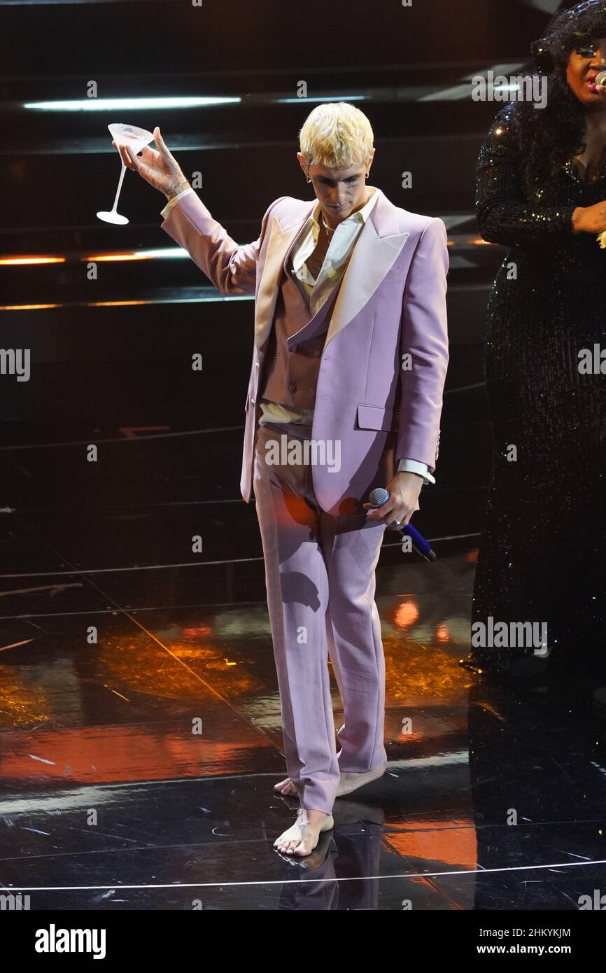 Cantante italiano Achille Lauro en el Festival de Música Sanremo 72. Última  noche. Traje Gucci. Sanremo (Italia), 5th de febrero de 2022 (Foto de Marco  Piraccini/Mondadori Portfolio/Sipa USA Fotografía de stock -