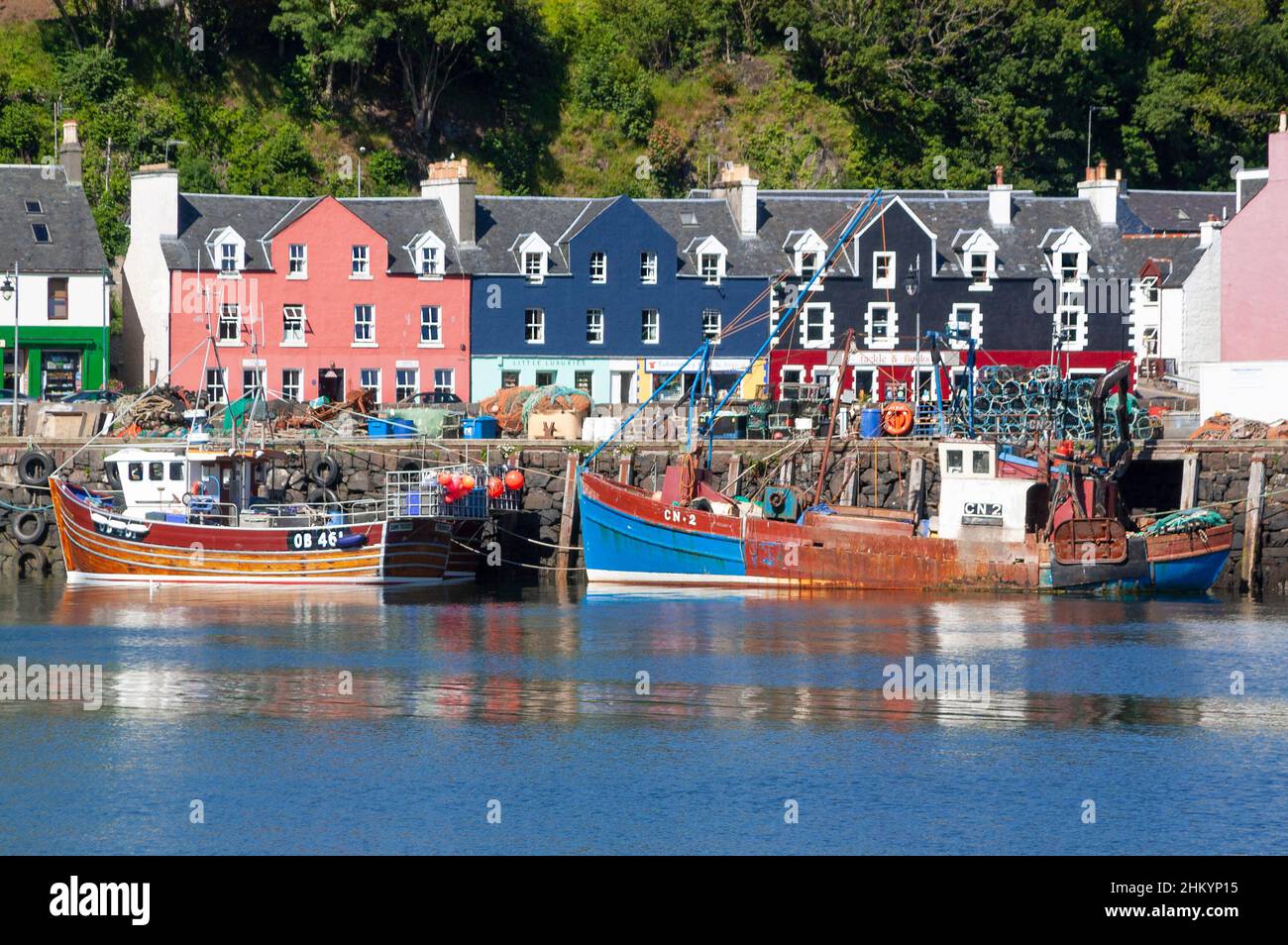 Coloridas casas bordean el puerto de Tobermory, la capital de la isla de Mull, Argyl, Escocia, Reino Unido Foto de stock