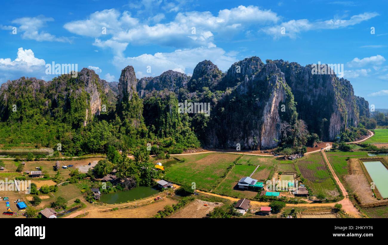 Panorama de las montañas de piedra caliza en Noen matrang, Phitsanulok, Tailandia. Foto de stock