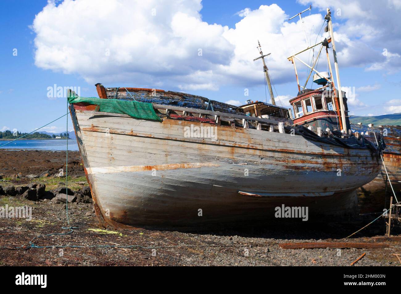 Dos barcos de pesca abandonados en arenque de madera en la orilla del mar de la Isla de Mull, Argyll, Inner Hebrides, Escocia, Reino Unido, Europa Foto de stock