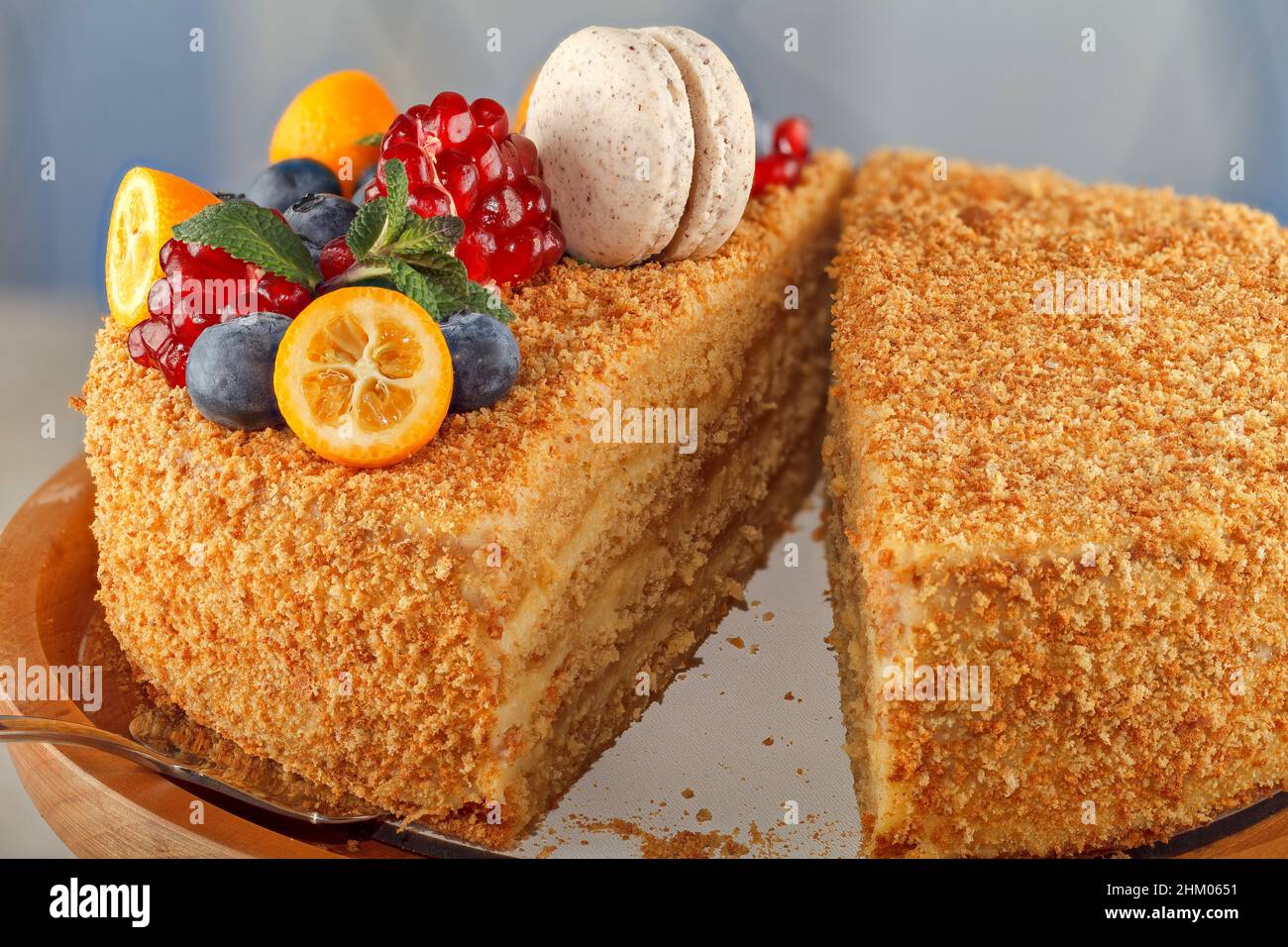 Pastel de miel con caramelo para diabéticos decorado con naranja, menta,  rodajas de granada y arándanos Fotografía de stock - Alamy