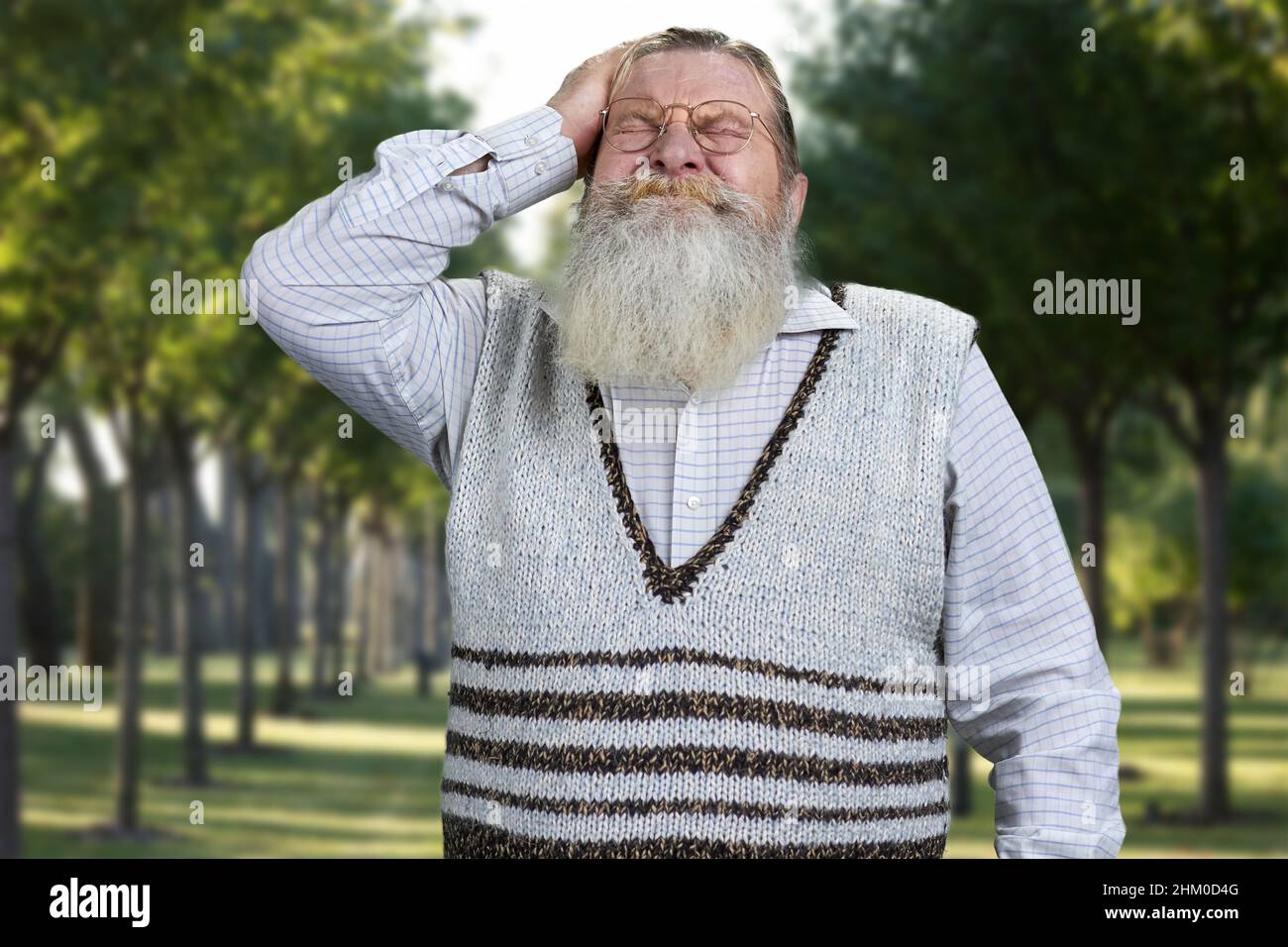Un Hombre Con Barba Y Gafas De Sol Parado En La Nieve. Fotos, retratos,  imágenes y fotografía de archivo libres de derecho. Image 216378534