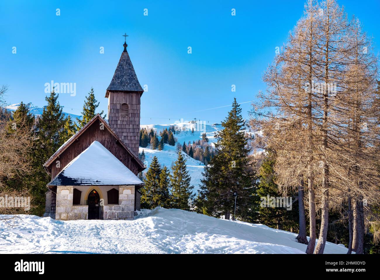 Nassfeld Kirche (iglesia de Nassfeld) en una pequeña colina en Nassfeld, Austria Foto de stock