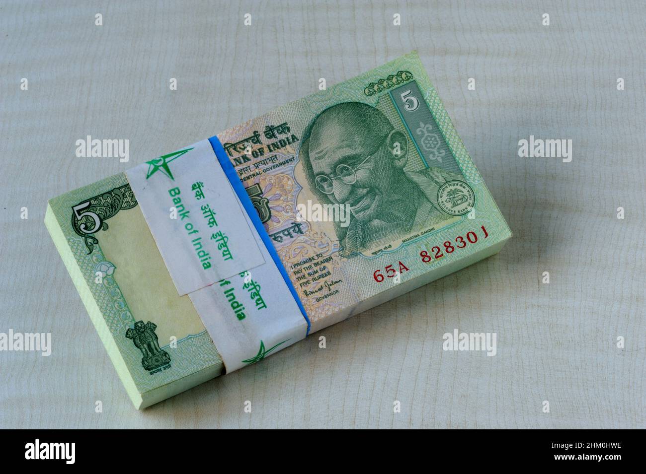 Mumbai Maharashtra India Asia Nov. 13 2021 Muy raro Cinco Rupia 100 Notas Serie Bundle Banknotte combado con la banda Gobierno de la india Foto de stock