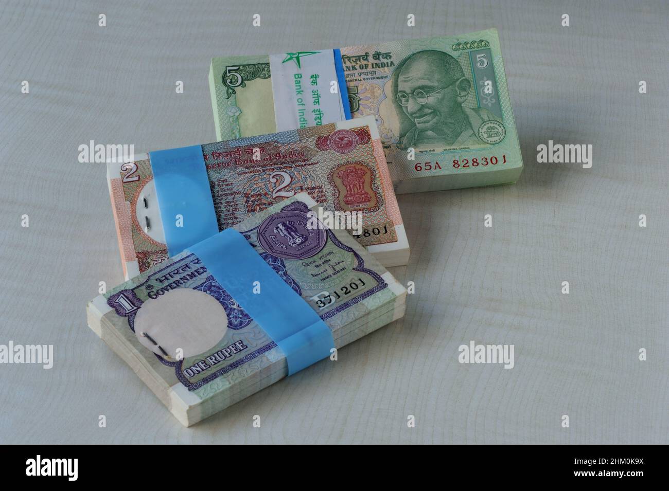 Mumbai Maharashtra India Asia Nov. 13 2021 Muy raro Una Rupia Dos Rupias y Cinco Rupias 100 Series Notes Bundle Banknotte combed with band Government Foto de stock