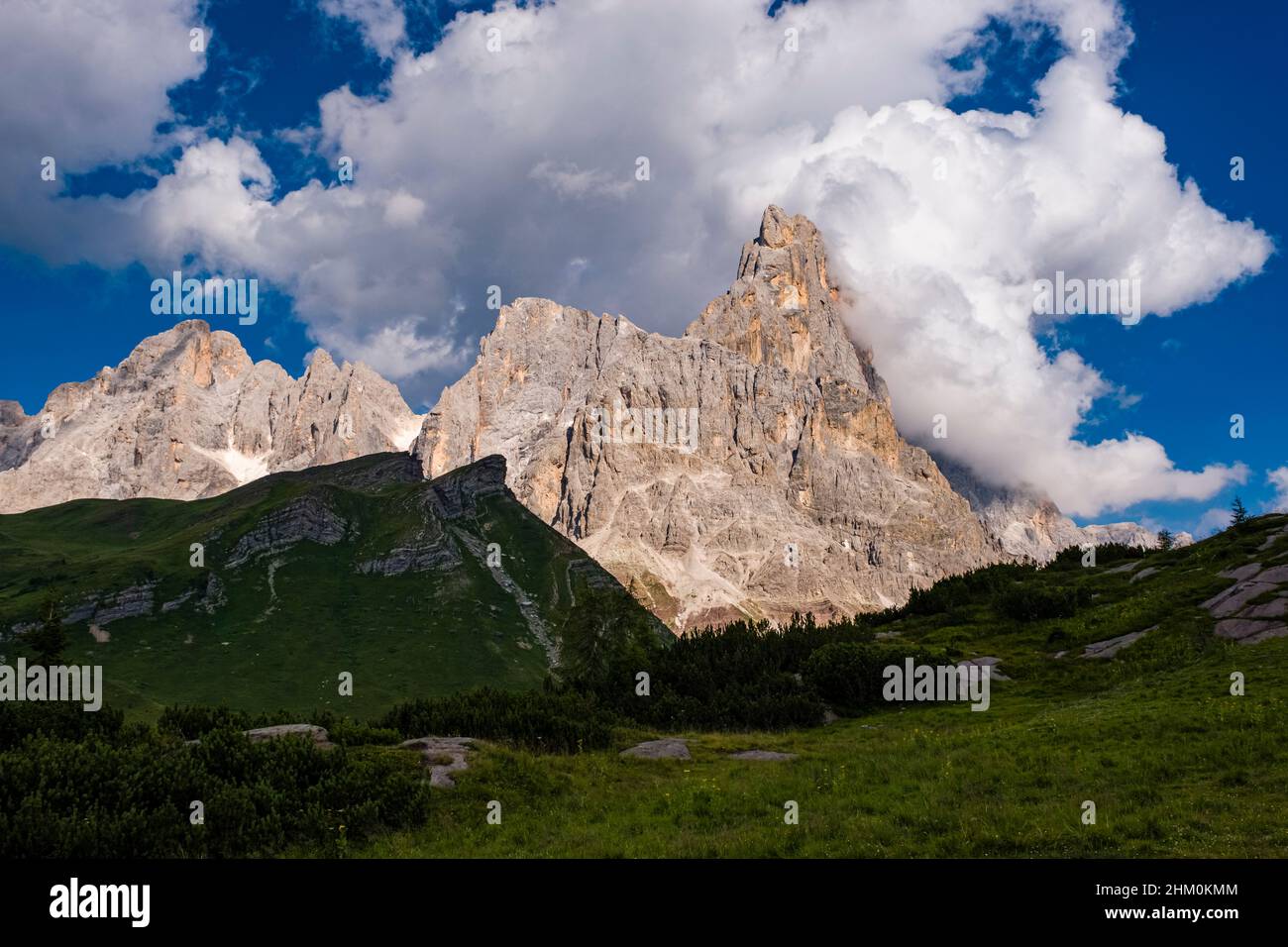 Cumbre y cara oeste de Cimon della Pala, una de las principales cumbres del grupo Pala, vista desde Rolle Pass. Foto de stock