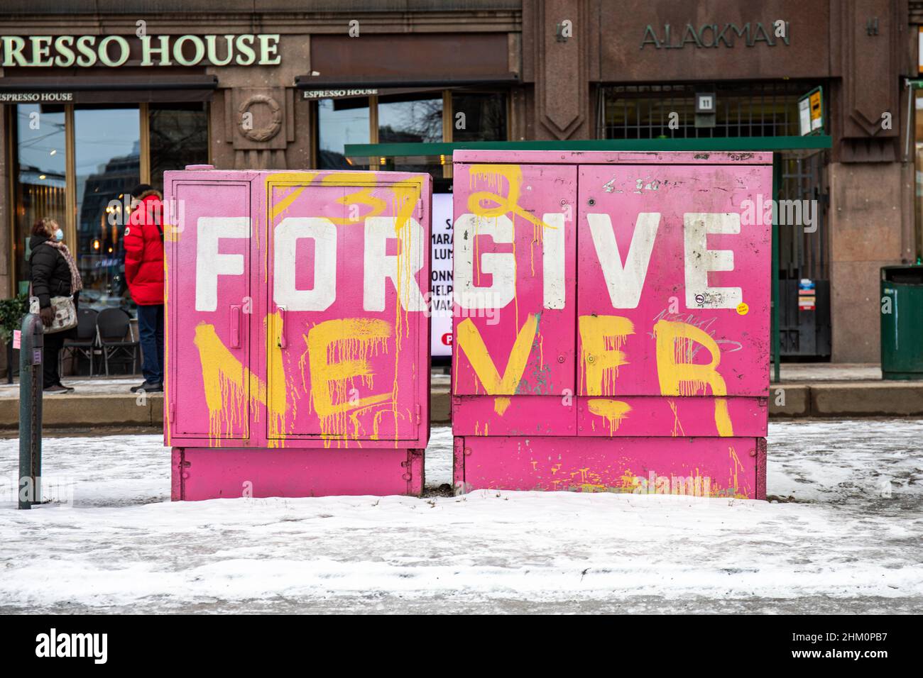 Perdone nunca. Arte callejero desfigurado en armarios de calle o recintos eléctricos en Helsinki, Finlandia. Foto de stock