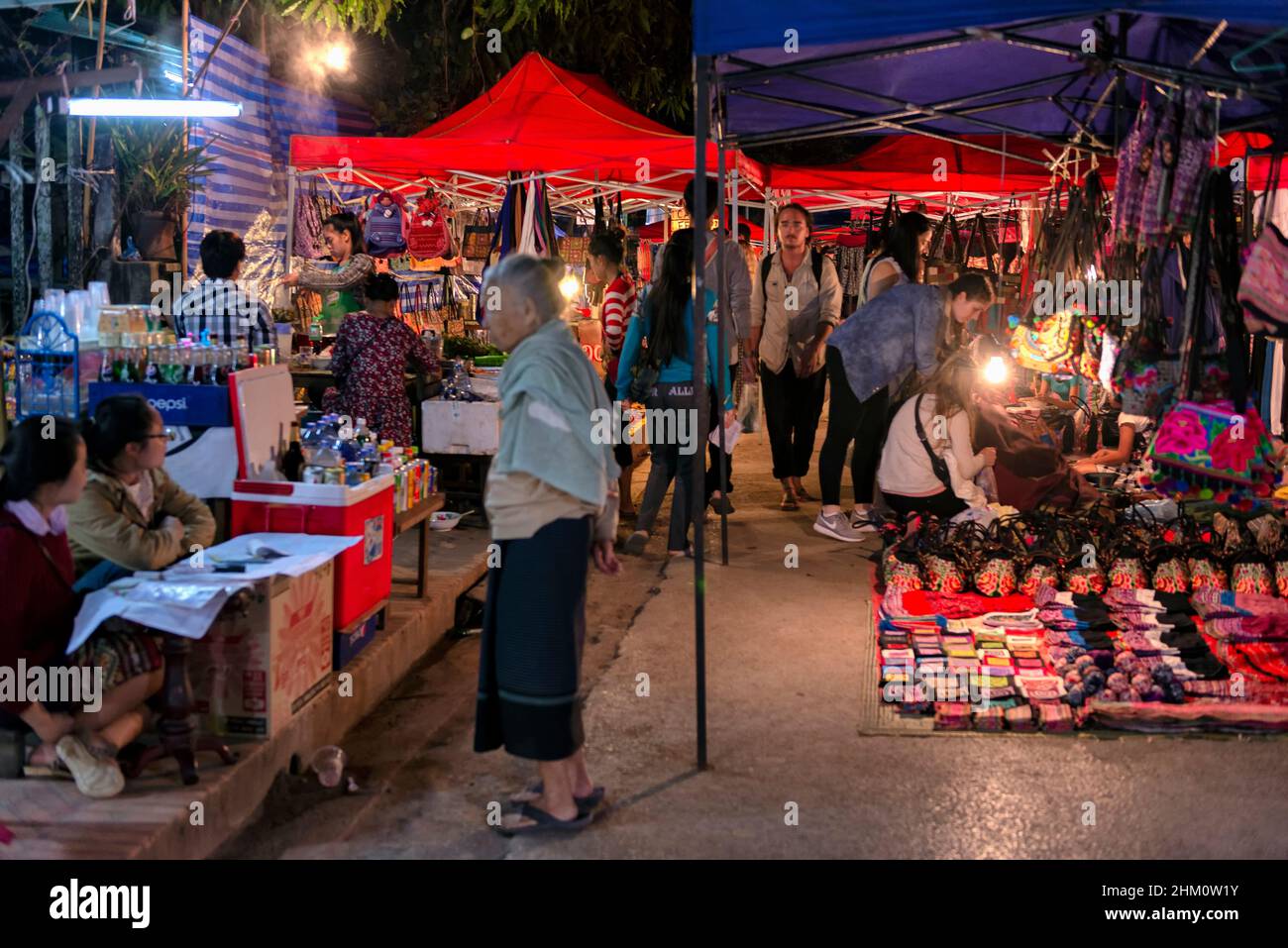 Mercado nocturno en Luang Prabang, Laos Foto de stock