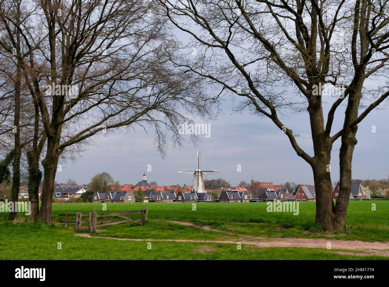 Vista en el molino de viento Molen van Oude Hengel en Ootmarsum Foto de stock