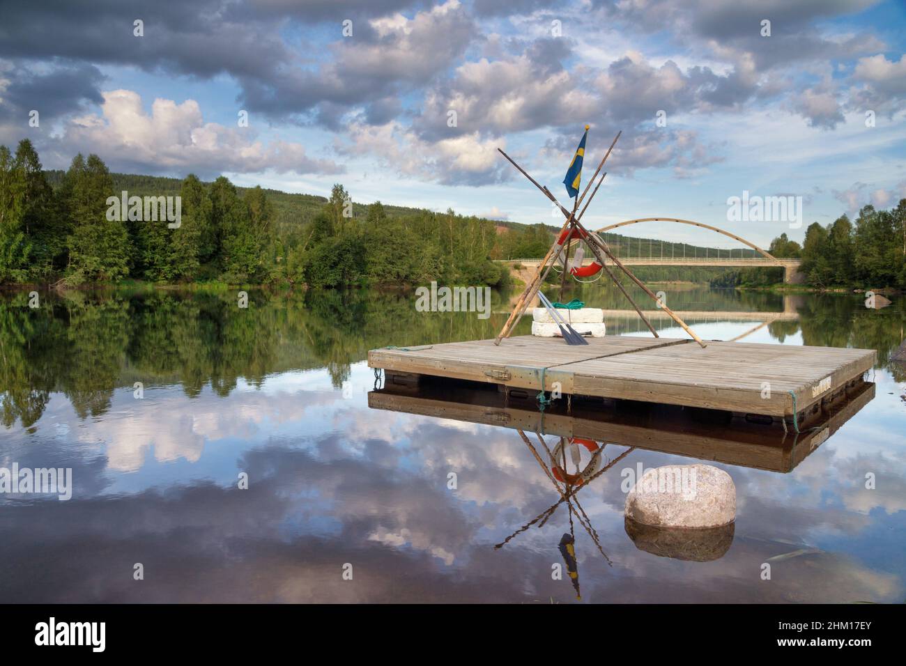 Balsa flotante en el río Klaralven cerca de Bras Foto de stock