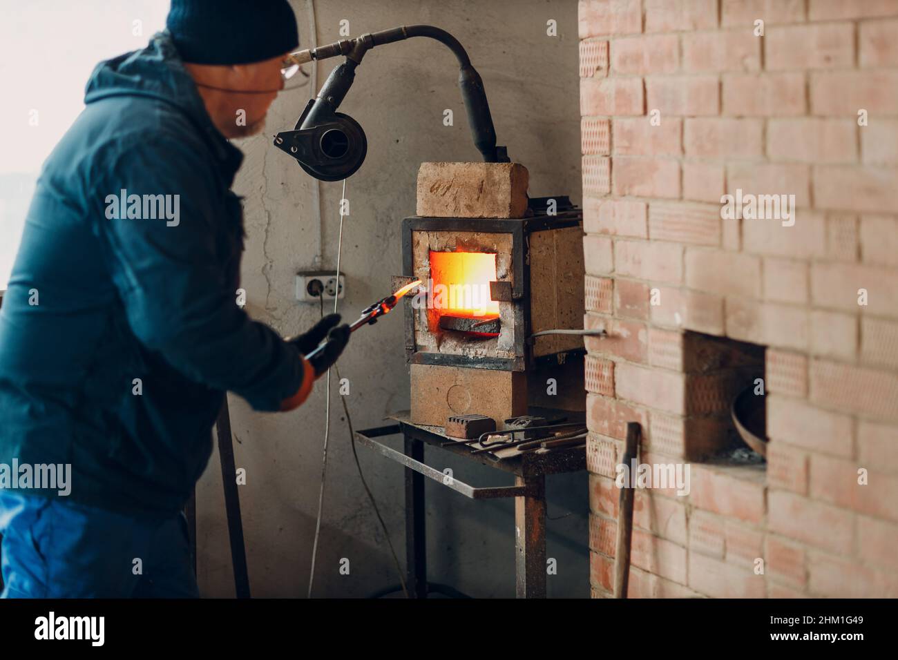 Horno de herrero con llama caliente. Smith puso y calentó la pieza de  hierro de acero al fuego del horno rojo de la forja caliente Fotografía de  stock - Alamy