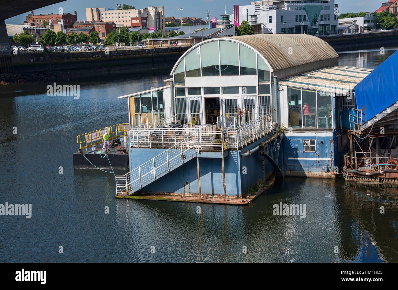 El lugar de entretenimiento del ferry amarrado en el río clyde en Glasgow, Escocia Foto de stock