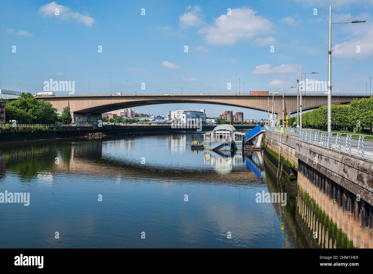 Vea a lo largo del río Clyde en Glasgow mostrando el puente de Kingston y el lugar de entretenimiento del ferry. Foto de stock