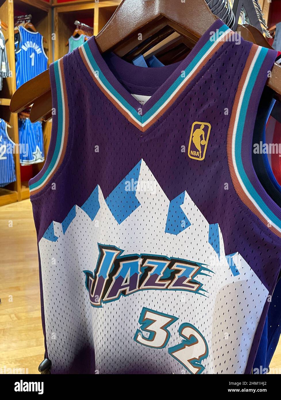 Tienda insignia de la NBA para los equipos profesionales de baloncesto de  la marca de mercancías, Nueva York, EE.UU Fotografía de stock - Alamy