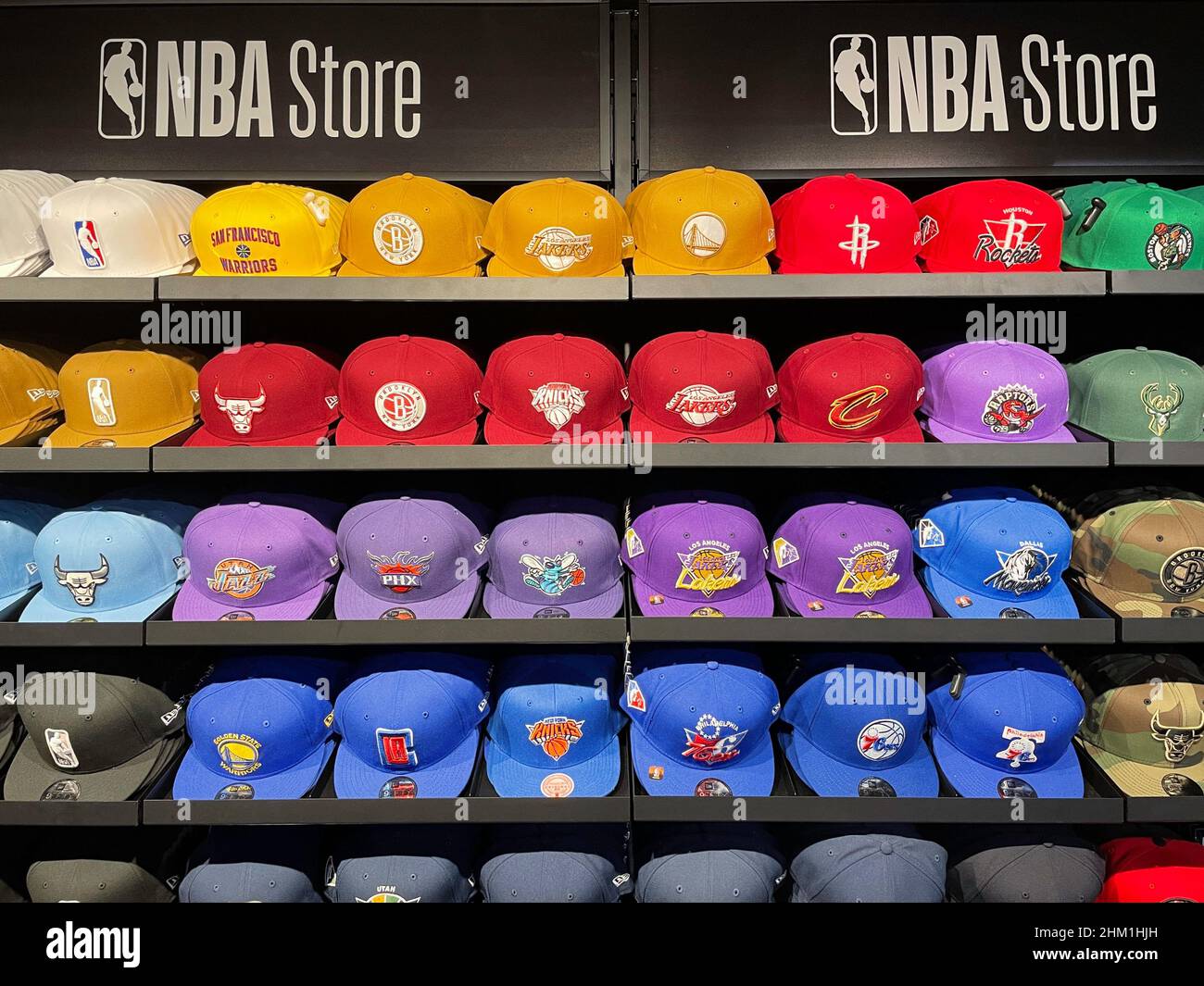 Tienda insignia de la NBA para los equipos profesionales de baloncesto de  la marca de mercancías, Nueva York, EE.UU Fotografía de stock - Alamy