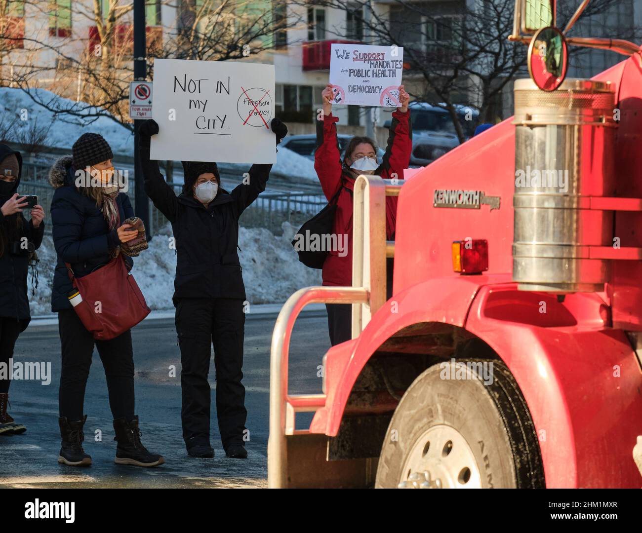 Halifax, Nueva Escocia, Canadá. 6th de febrero de 2022. Mujer con el signo 'No en mi ciudad' que bloquea el camino del Convoy de la Libertad para mostrar su disgusto con su presencia en la calle al comienzo del rally. Foto de stock