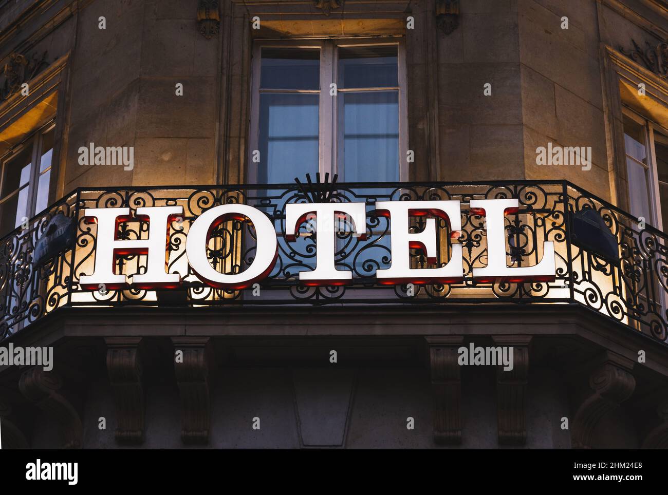 Hotel iluminada signo en París por la noche Foto de stock