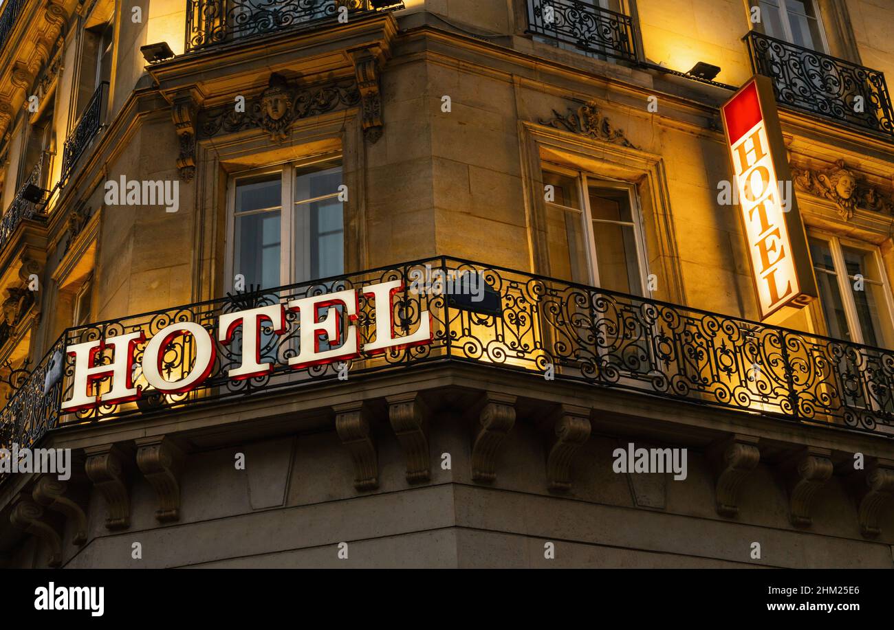Letrero de hotel lluminado en París por la noche Foto de stock