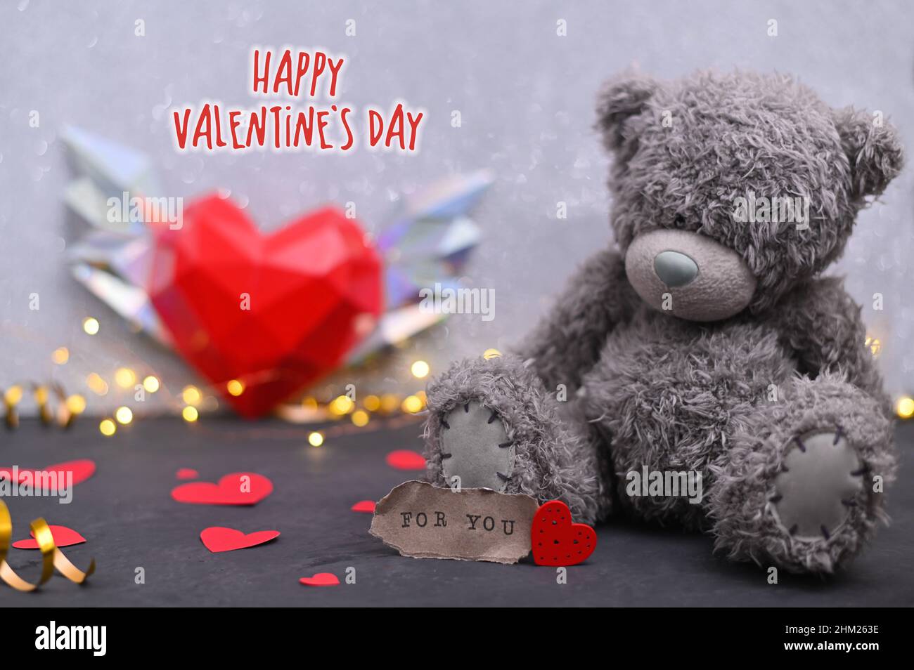 Un oso de peluche. La inscripción es para ti. Un regalo para la celebración del día de San Valentín Foto de stock