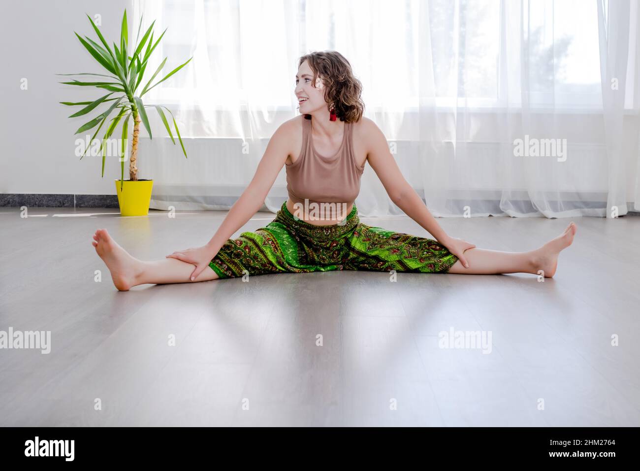 Mujer haciendo yoga pose en el suelo. Concepto de hatha yoga Fotografía de  stock - Alamy