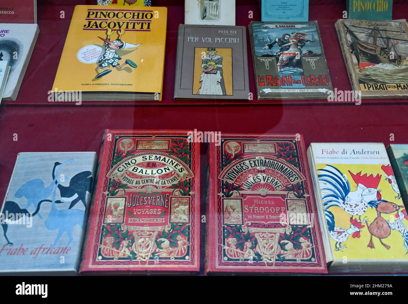 Primer plano de la tienda de una librería anticuaria con valiosas primeras ediciones de libros de Jules Verne, Turín, Piamonte, Italia Foto de stock