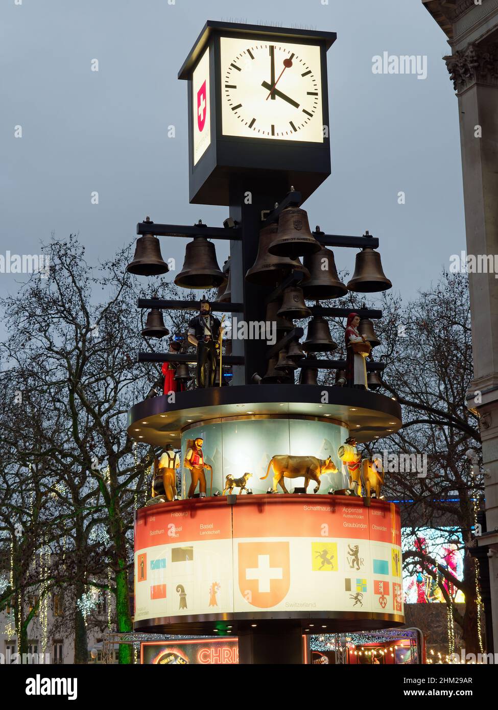 Vista del glockenspiel suizo también conocido como el reloj suizo en Leicester Square London al atardecer Foto de stock