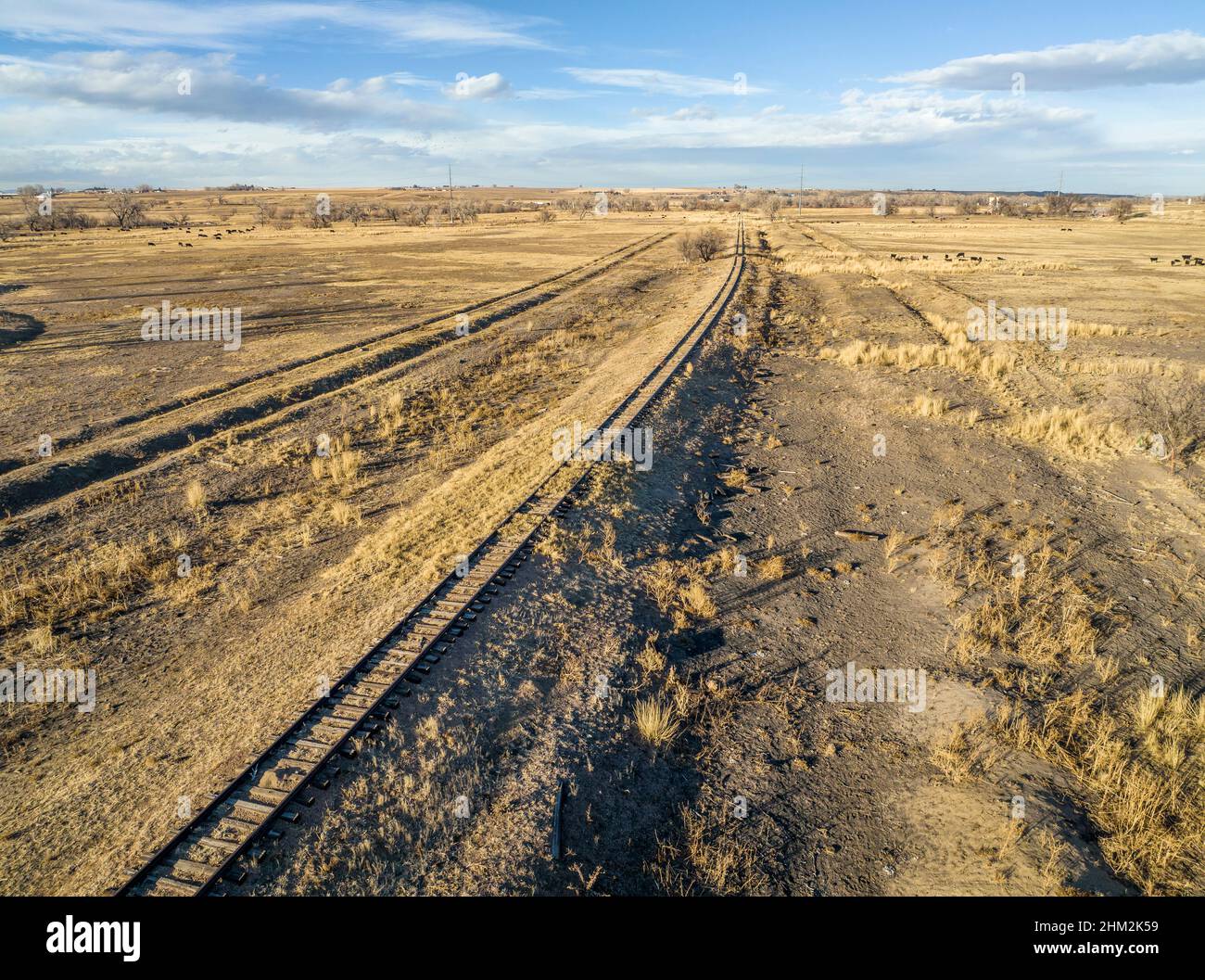 Vista aérea del paisaje del norte de Colorado en el paisaje de otoño o invierno - línea de ferrocarril abandonada y campo abierto con ganado Foto de stock