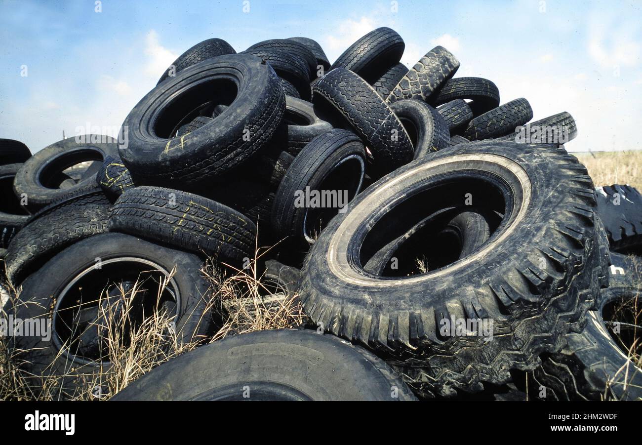 Gimnasta Unidad Arábica Marshall Texas EE.UU.: Pila de neumáticos viejos en el relleno sanitario en  el este de Texas. ©Bob Daemmrich Fotografía de stock - Alamy