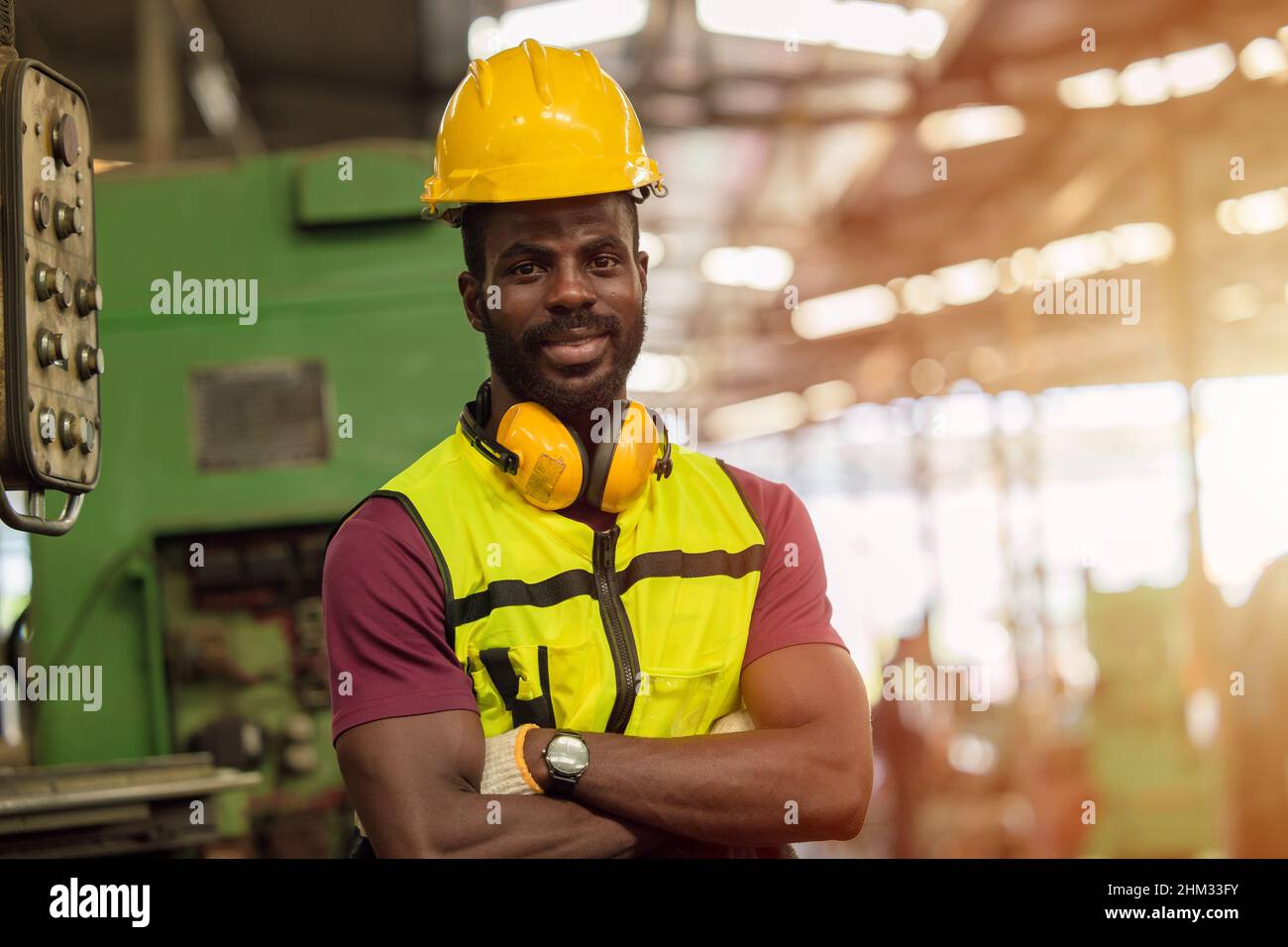 Retrato SMART Trabajador negro africano Trabaja en fábrica industria pesada equipos de seguridad Fotografía de stock - Alamy