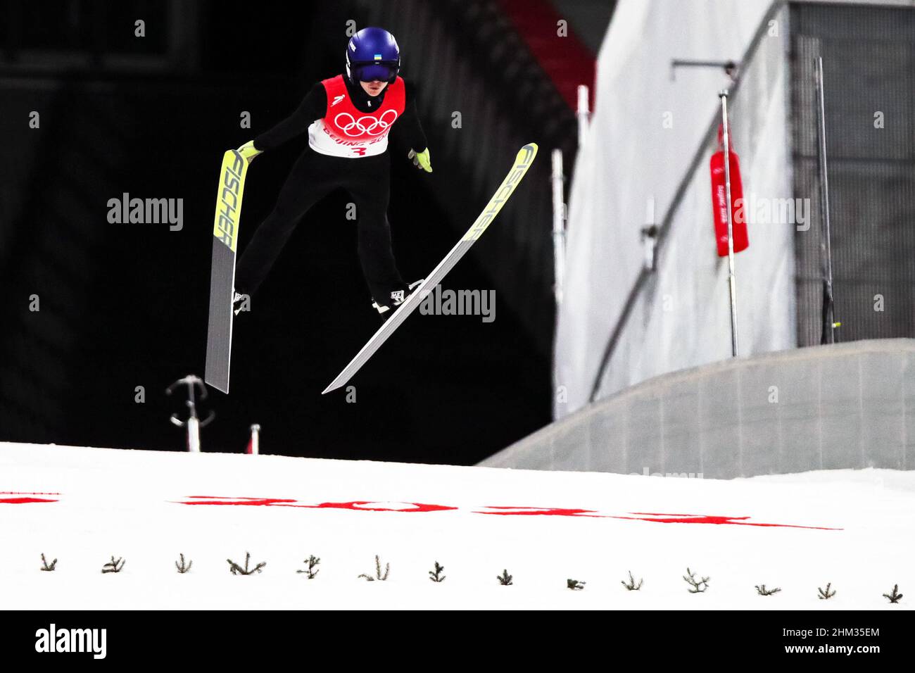 ZHANGJIAKOU, CHINA - 6 DE FEBRERO de 2022 - El jersey de esquí ucraniano Yevhen Marusiak participa en los eventos individuales de Men's Normal Hill en el Zhangjiakou Na Foto de stock