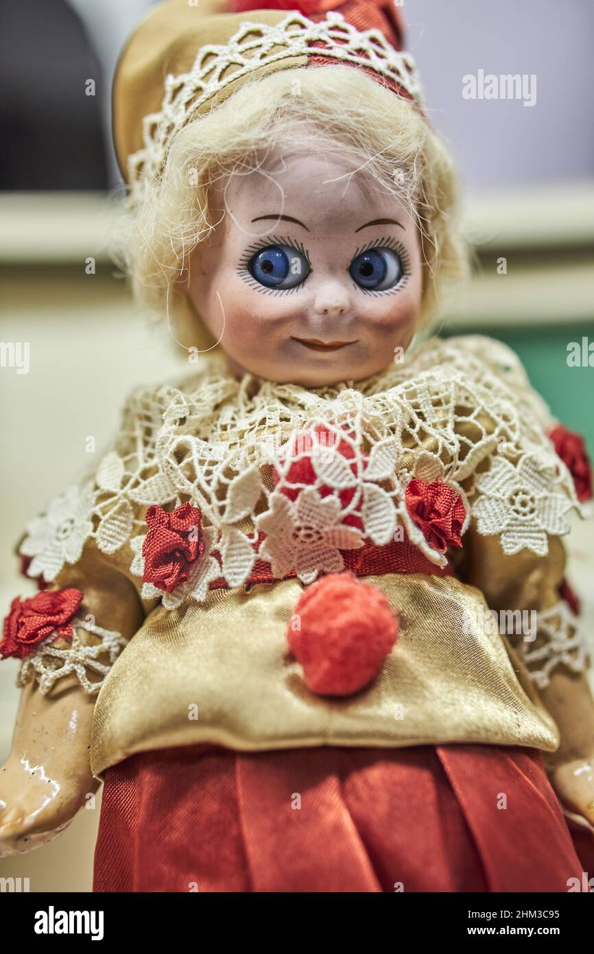 Disparo vertical de una muñeca con ojos grandes que visten un vestido en el  museo del juguete Fotografía de stock - Alamy