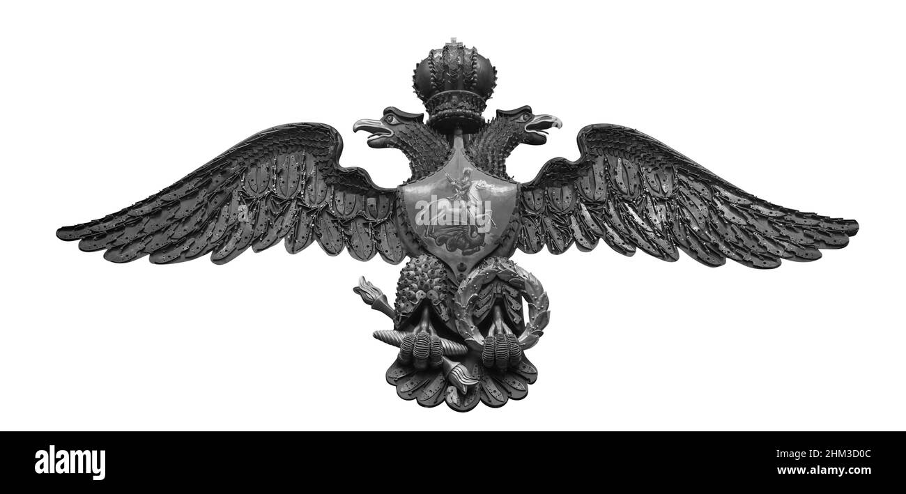 Escudo ruso de doble cabeza de águila de brazos, hecho de gatillos, balas esféricas, y tablones de cerradura de flintlocks aislados sobre fondo blanco con Foto de stock
